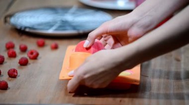 Hazırlama Fransız ahududu mus kek pembe ayna sır ile.