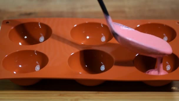 Préparation d'un délicieux gâteau en mousse. Gâteaux en mousse française avec glaçure miroir. L'Europe moderne . — Video