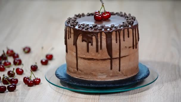 Κέικ σοκολάτας με κεράσια και κρέμα σοκολάτας. — Αρχείο Βίντεο