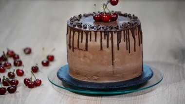 Kiraz ve çikolata krema ile çikolatalı kek.