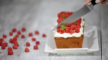 Ahududu Cake için tatil. Kesme ahududu Cake.