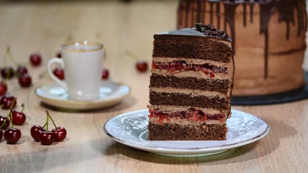 Pedaço de bolo de chocolate cereja . — Vídeo de Stock