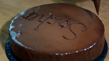 Çikolatalı kek Sacher ahşap bir masa üzerinde.