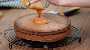 Çikolatalı kek Sacher hazırlanması. Kek yapmak