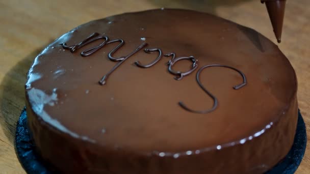 Шоколадный торт Sacher на деревянном столе . — стоковое видео
