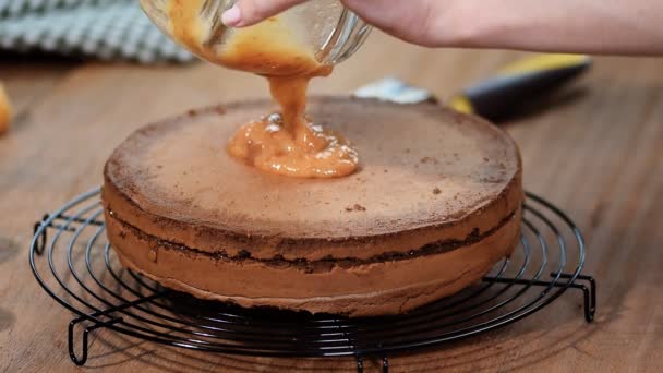 Preparación de pastel de chocolate Sacher. Haciendo pastel — Vídeos de Stock