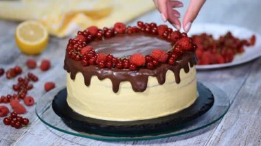 pasta şefi meyveleri olan bir pasta Süsle.