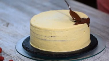 Çıplak kek üzerine dökülen sıvı çikolata.