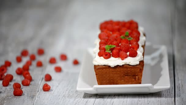 Torta con lamponi e foglie di menta . — Video Stock