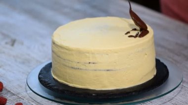 Çıplak kek üzerine dökülen sıvı çikolata.