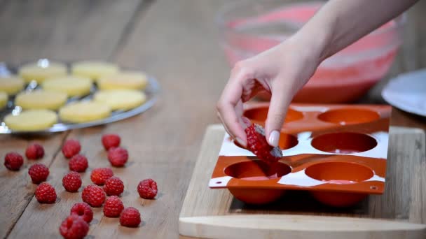 Beredning av välsmakande mousse tårta. Fransk mousse kakor med spegel glasyr. Moderna europeiska dessert. — Stockvideo