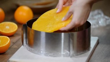 Hazırlık turuncu çikolatalı Mousse kek.