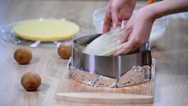 Cocinar pastel de mousse kiwi — Vídeo de stock