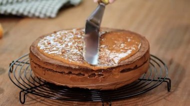 Çikolatalı kek Sacher hazırlanması. Kek yapmak.