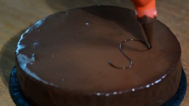 Çikolatalı kek Sacher ahşap bir masa üzerinde.
