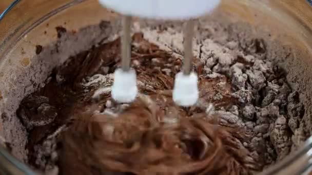 Ανάμειξη ζύμη κέικ σοκολάτας με μίξερ. — Αρχείο Βίντεο