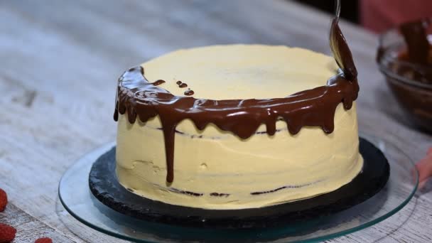 Chocolat liquide coulant sur le gâteau nu . — Video