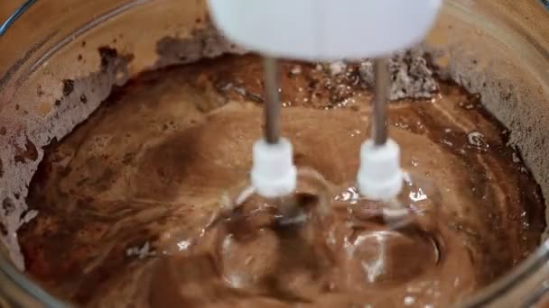 Mélange de pâte à gâteau au chocolat avec mélangeur . — Video