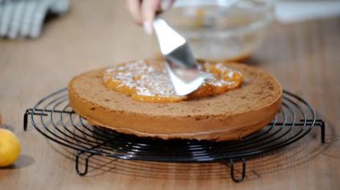 Çikolatalı kek Sacher hazırlanması. Kek yapmak.
