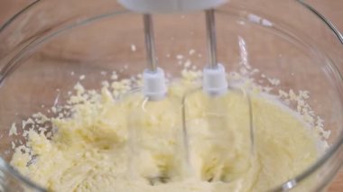 Evde pasta pişirme işlemi. Kadın yumurta hamuru için ekler..