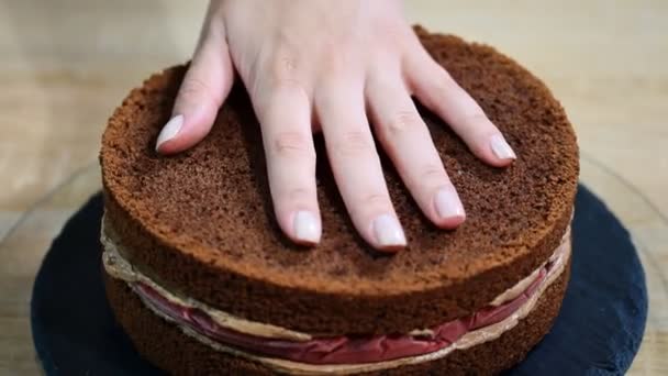 Schokoladenkuchen mit Kirschen zubereiten. — Stockvideo