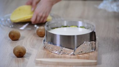 Kivi mousse kek pandispanya ile pişirme.