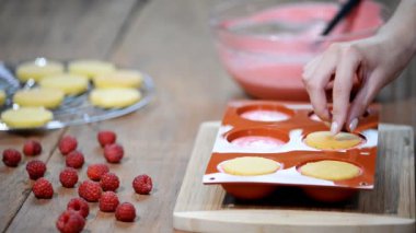 Lezzetli mousse kek hazırlanması. Fransız mousse kek ayna sır ile. Modern Avrupa tatlı.