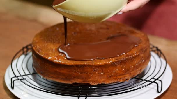 Making Sacher cake - traditional Austrian chocolate dessert. Pouring chocolate glaze. — Stock Video