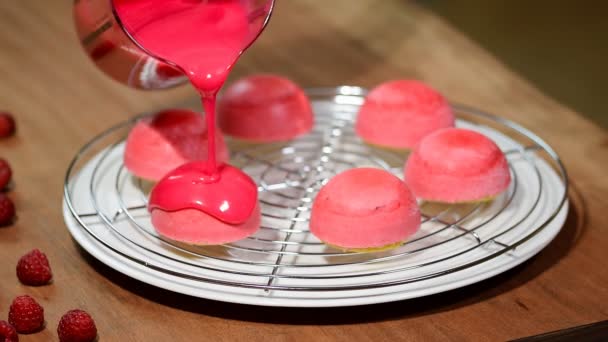 Woman decorating cake with glaze. — Stock Video