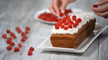 Kek Ahududu ve nane yaprakları.