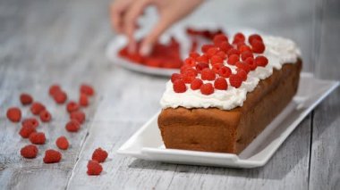 Kek Ahududu ve nane yaprakları.