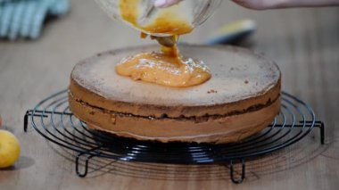 Çikolatalı kek Sacher hazırlanması. Kek yapmak.