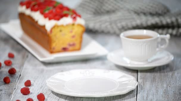 Kuchen mit Himbeeren und Minzblättern. — Stockvideo