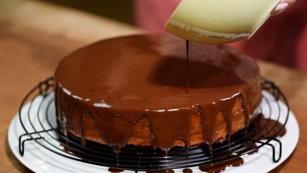 Sacher taart - traditionele Oostenrijkse chocolade maken nagerecht. Gieten van chocolade glazuur. — Stockvideo