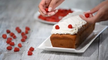 Kek Ahududu ve nane yaprakları.