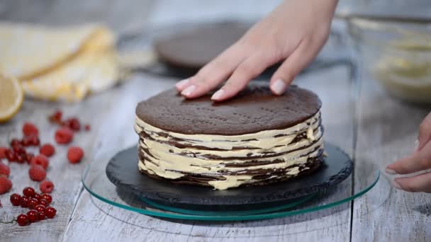 Chocolate mel camada bolo Medovik. Confeiteiro profissional fazendo bolo delicioso . — Vídeo de Stock