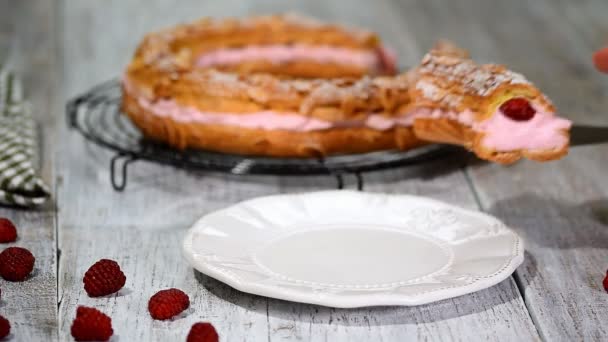 ラズベリーと自家製シュー菓子ケーキ パリブレスト。フランスのデザート. — ストック動画