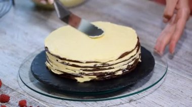 Çikolata tatlım katman Medovik pasta. Profesyonel pudra lezzetli kek yapmak.