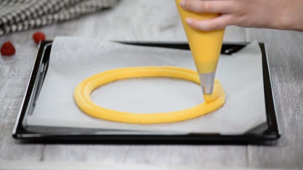 エクレアはリング焼成プロセスです。パリ ブレストを作る — ストック動画