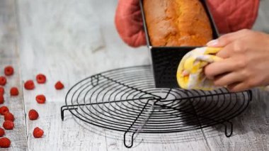 Taze pişmiş ahududulu kek..