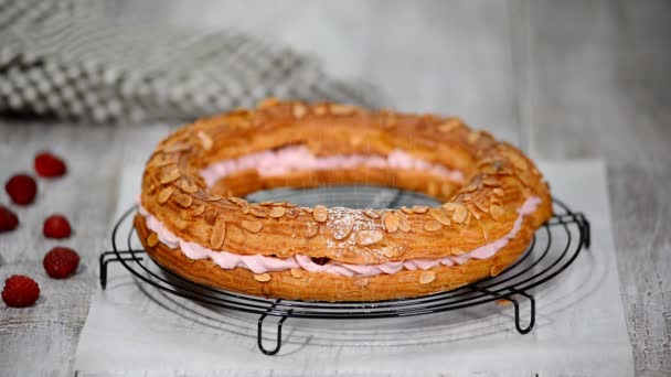 Hausgemachte Choux Gebäck Kuchen Paris Brust mit Himbeeren. — Stockvideo