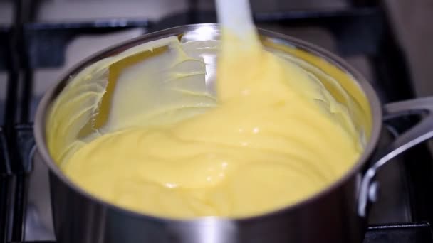 Custard in pot koken — Stockvideo