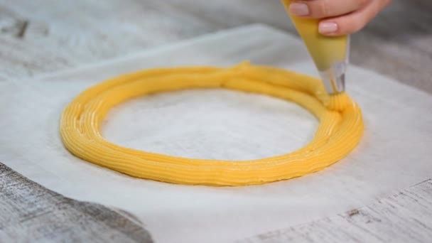 エクレアはリング焼成プロセスです。パリ ブレストを作る. — ストック動画