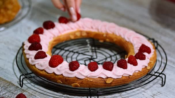 Preparação bolo de massa de choux caseiro Paris Brest — Vídeo de Stock