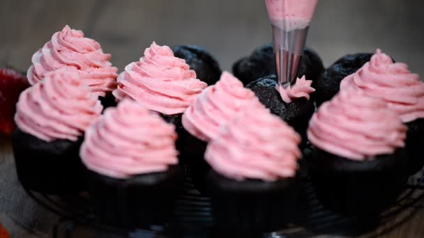 Schokoladen-Cupcake mit Erdbeercreme. — Stockvideo
