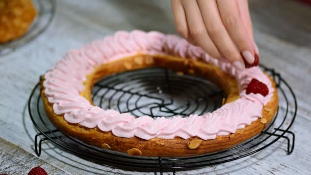 Příprava domácí choux pečivo dort Paříž Brest. Francouzský dezert. — Stock video