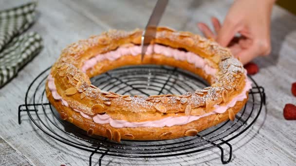 Házi choux cukrászda torta Párizs-Brest, málna. Francia desszert. — Stock videók