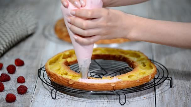 Preparação bolo de massa de choux caseiro Paris Brest. Sobremesa francesa . — Vídeo de Stock