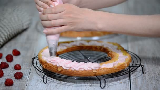 Zubereitung hausgemachte Choux Gebäck Kuchen Paris Brest. Französisches Dessert. — Stockvideo