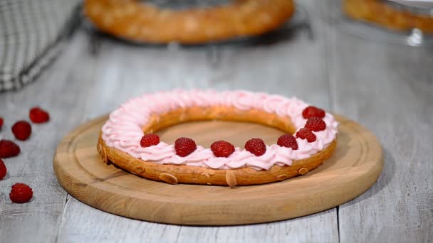 Preparação bolo de massa de choux caseiro Paris Brest. Sobremesa francesa . — Vídeo de Stock